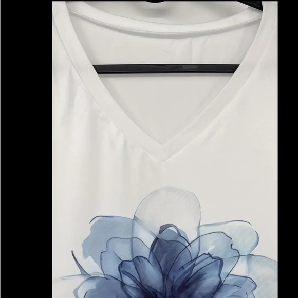 🔴 FINAL MARK ⬇️ - NWOT - Casual T-shirt, blue Floral Print Short Sleeve V-Neck - Picture 3 of 5